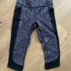Crop lululemon leggings size 6. New like used. Side mesh material w/pockets